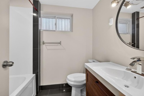 2533 9 Avenue Se, Calgary, AB - Indoor Photo Showing Bathroom