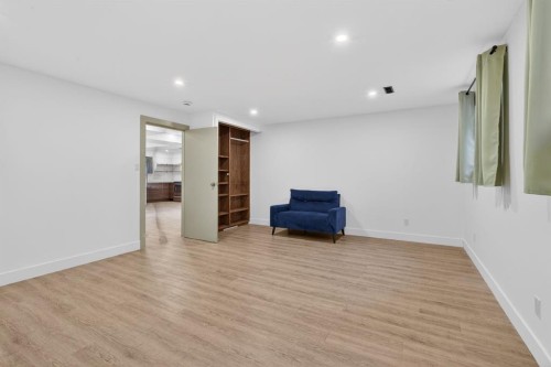 2533 9 Avenue Se, Calgary, AB - Indoor Photo Showing Other Room