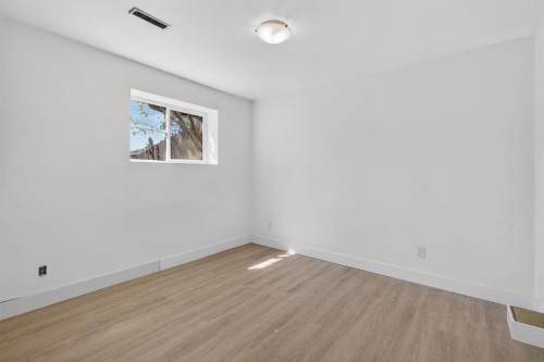 2533 9 Avenue Se, Calgary, AB - Indoor Photo Showing Other Room