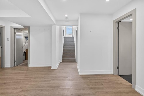 2533 9 Avenue Se, Calgary, AB - Indoor Photo Showing Other Room