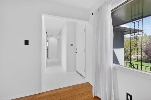 2533 9 Avenue Se, Calgary, AB - Indoor Photo Showing Other Room