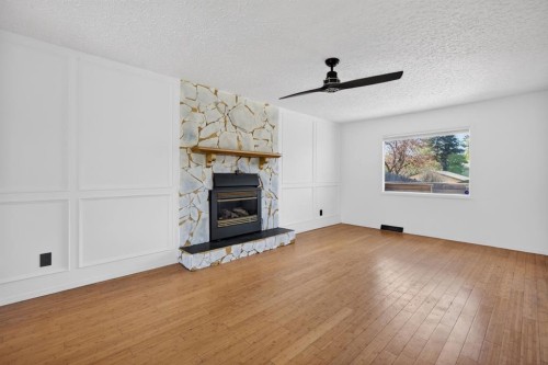 2533 9 Avenue Se, Calgary, AB - Indoor Photo Showing Living Room With Fireplace