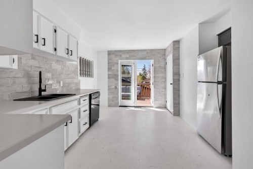 2533 9 Avenue Se, Calgary, AB - Indoor Photo Showing Kitchen With Upgraded Kitchen