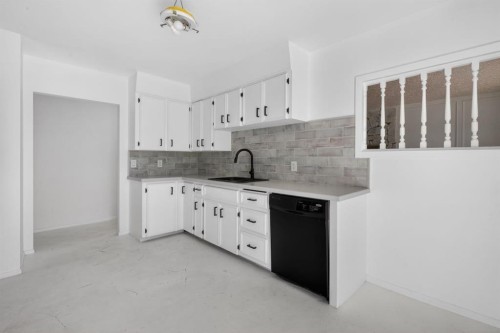 2533 9 Avenue Se, Calgary, AB - Indoor Photo Showing Kitchen