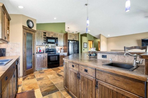 37 Wyndham Park Way, Carseland, AB - Indoor Photo Showing Kitchen