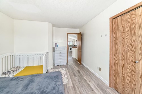 92 Everstone Rise Sw, Calgary, AB - Indoor Photo Showing Bedroom
