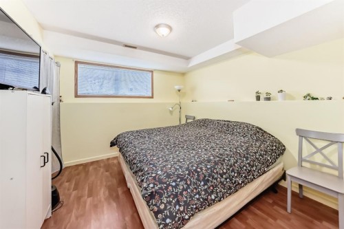 92 Everstone Rise Sw, Calgary, AB - Indoor Photo Showing Bedroom
