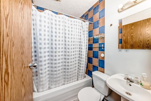 92 Everstone Rise Sw, Calgary, AB - Indoor Photo Showing Bathroom
