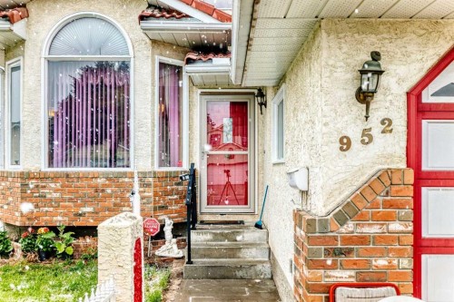 952 Applewood Drive Se, Calgary, AB - Outdoor
