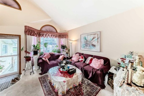 952 Applewood Drive Se, Calgary, AB - Indoor Photo Showing Living Room