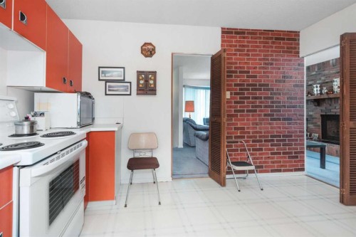 3623 54 Avenue Sw, Calgary, AB - Indoor Photo Showing Kitchen