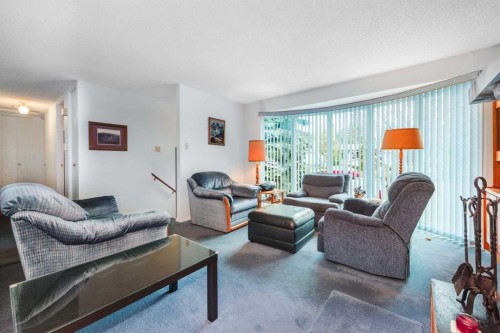 3623 54 Avenue Sw, Calgary, AB - Indoor Photo Showing Living Room