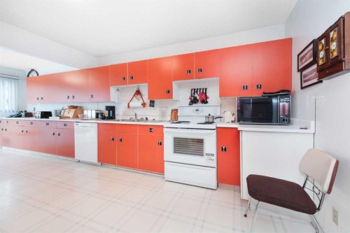 3623 54 Avenue Sw, Calgary, AB - Indoor Photo Showing Kitchen