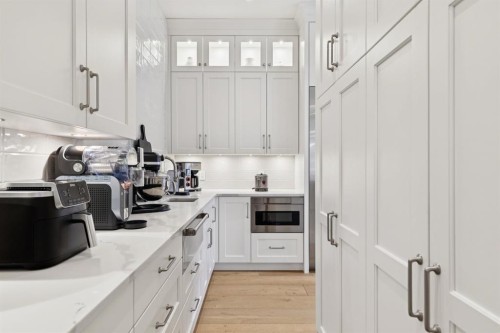 1119 Riverdale Avenue Sw, Calgary, AB - Indoor Photo Showing Kitchen With Upgraded Kitchen