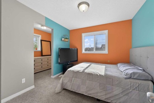 130 Morningside Point Sw, Airdrie, AB - Indoor Photo Showing Bedroom