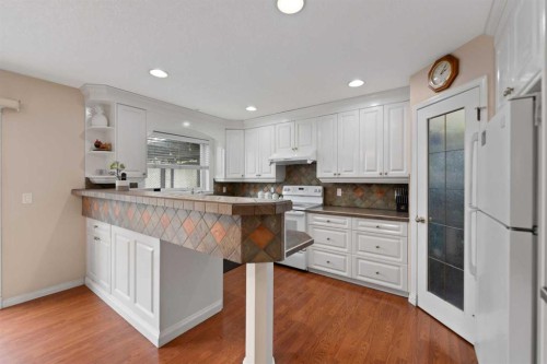 434 Douglas Woods Mews Se, Calgary, AB - Indoor Photo Showing Kitchen