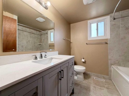 1-1202 2 Street Ne, Calgary, AB - Indoor Photo Showing Bathroom
