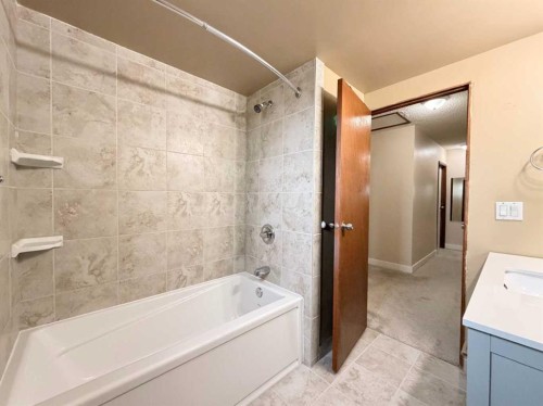 1-1202 2 Street Ne, Calgary, AB - Indoor Photo Showing Bathroom