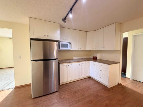 1-1202 2 Street Ne, Calgary, AB - Indoor Photo Showing Kitchen