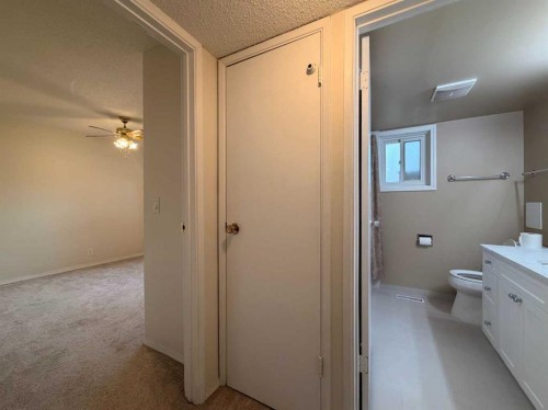 1-1202 2 Street Ne, Calgary, AB - Indoor Photo Showing Bathroom