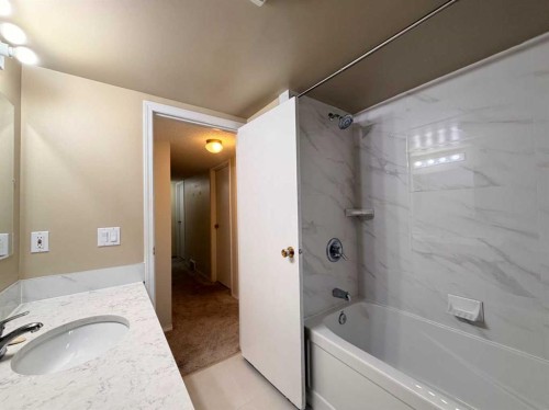 1-1202 2 Street Ne, Calgary, AB - Indoor Photo Showing Bathroom
