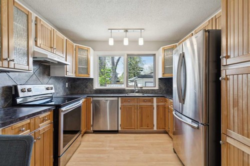923 Midridge Drive Se, Calgary, AB - Indoor Photo Showing Kitchen