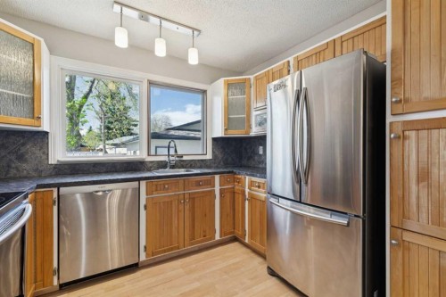 923 Midridge Drive Se, Calgary, AB - Indoor Photo Showing Kitchen