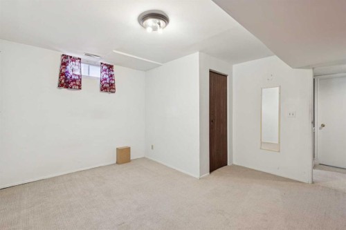 923 Midridge Drive Se, Calgary, AB - Indoor Photo Showing Other Room