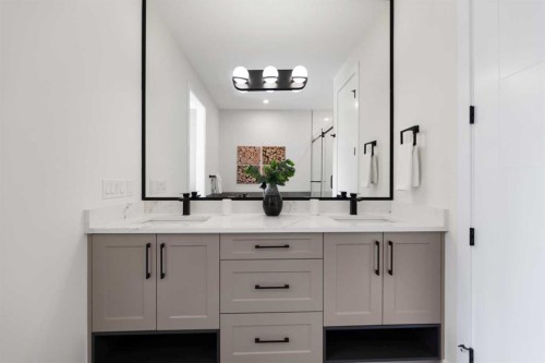 4608 81 Street Nw, Calgary, AB - Indoor Photo Showing Bathroom