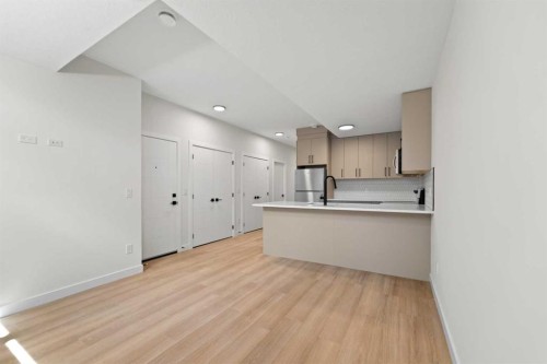 4608 81 Street Nw, Calgary, AB - Indoor Photo Showing Kitchen