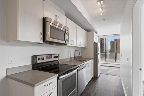 712-450 8 Avenue Se, Calgary, AB - Indoor Photo Showing Kitchen