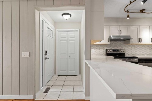 1402-13104 Elbow Drive Sw, Calgary, AB - Indoor Photo Showing Kitchen