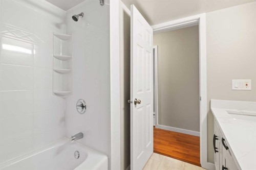 1402-13104 Elbow Drive Sw, Calgary, AB - Indoor Photo Showing Bathroom