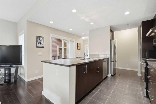 31 Evansridge Crescent Nw, Calgary, AB - Indoor Photo Showing Kitchen With Double Sink
