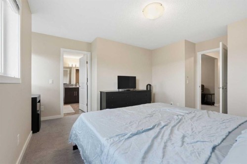 31 Evansridge Crescent Nw, Calgary, AB - Indoor Photo Showing Bedroom