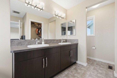 31 Evansridge Crescent Nw, Calgary, AB - Indoor Photo Showing Bathroom