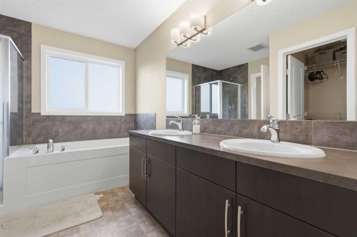 31 Evansridge Crescent Nw, Calgary, AB - Indoor Photo Showing Bathroom