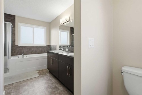 31 Evansridge Crescent Nw, Calgary, AB - Indoor Photo Showing Bathroom