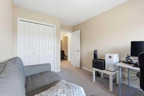 31 Evansridge Crescent Nw, Calgary, AB - Indoor Photo Showing Bedroom