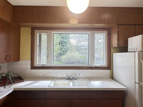 1628 Rouleau Crescent Se, Calgary, AB - Indoor Photo Showing Kitchen With Double Sink