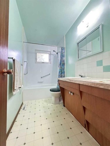1628 Rouleau Crescent Se, Calgary, AB - Indoor Photo Showing Bathroom