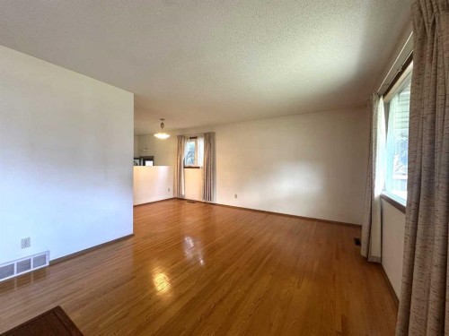 1628 Rouleau Crescent Se, Calgary, AB - Indoor Photo Showing Other Room