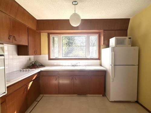 1628 Rouleau Crescent Se, Calgary, AB - Indoor Photo Showing Kitchen