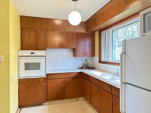 1628 Rouleau Crescent Se, Calgary, AB - Indoor Photo Showing Kitchen