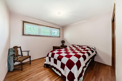 3132 48 Street Sw, Calgary, AB - Indoor Photo Showing Bedroom