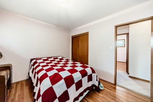 3132 48 Street Sw, Calgary, AB - Indoor Photo Showing Bedroom