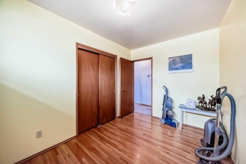 3132 48 Street Sw, Calgary, AB - Indoor Photo Showing Other Room