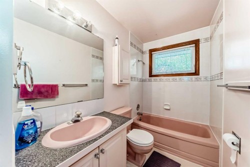 3132 48 Street Sw, Calgary, AB - Indoor Photo Showing Bathroom