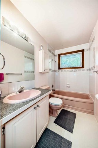 3132 48 Street Sw, Calgary, AB - Indoor Photo Showing Bathroom