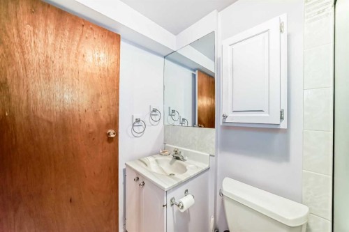 3132 48 Street Sw, Calgary, AB - Indoor Photo Showing Bathroom